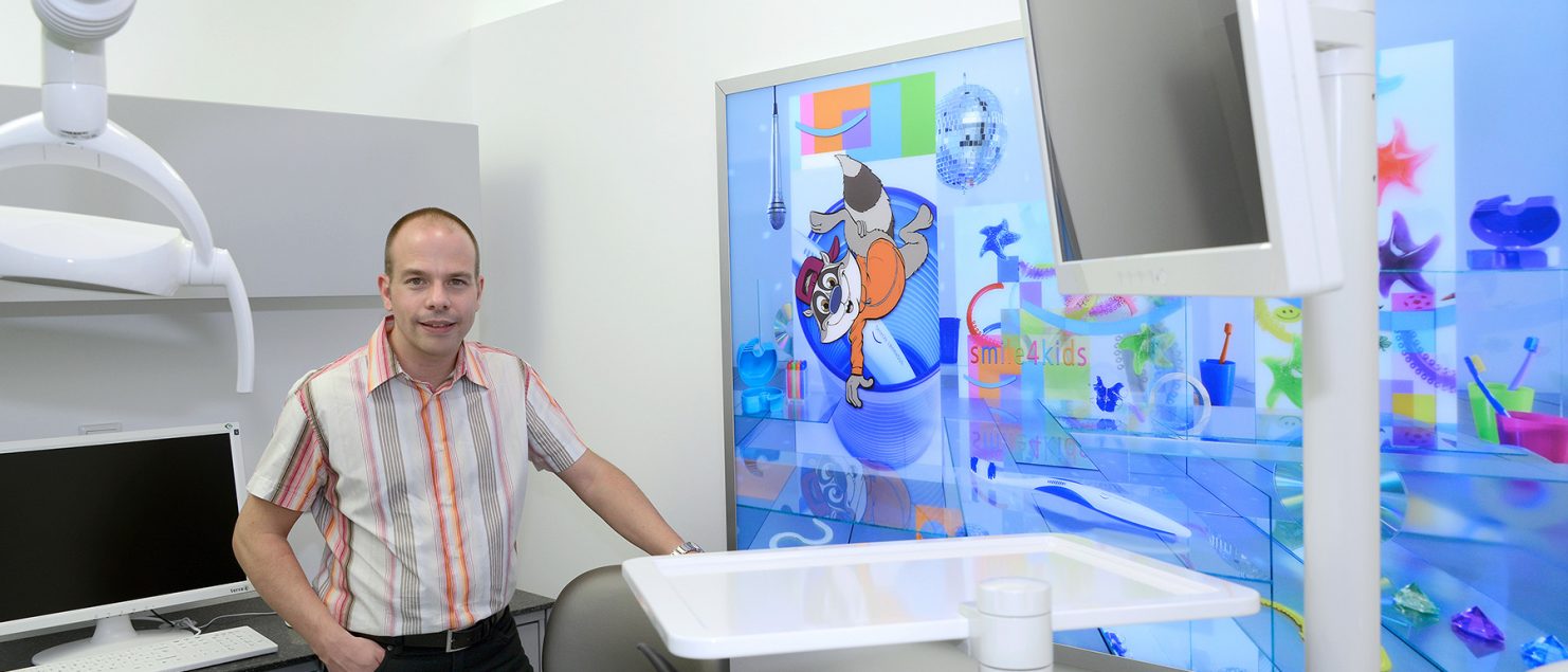 Alexander Kirberg vor einem Auftragsbild