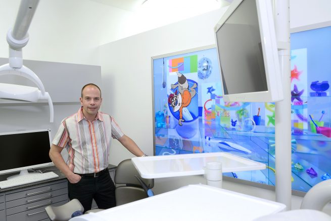 Alexander Kirberg vor einem Auftragsbild