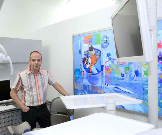 Alexander Kirberg vor einem Auftragsbild